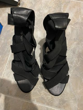 Sandalias de tacon negras con tiras de goma