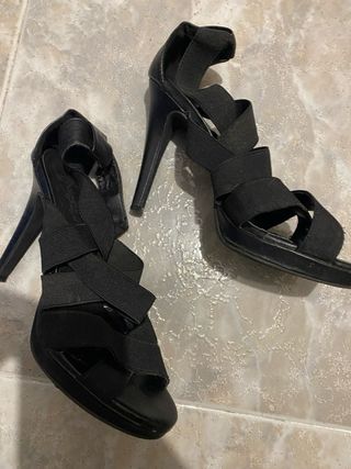 Sandalias de tacon negras con tiras de goma