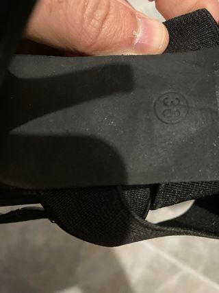 Sandalias de tacon negras con tiras de goma