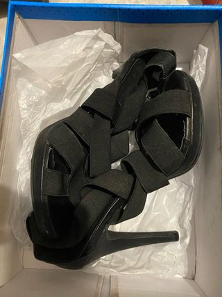 Sandalias de tacon negras con tiras de goma