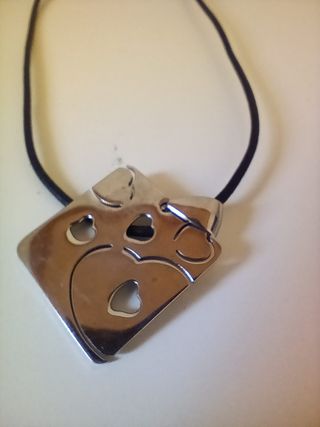 Collar con colgante de acero con corazones