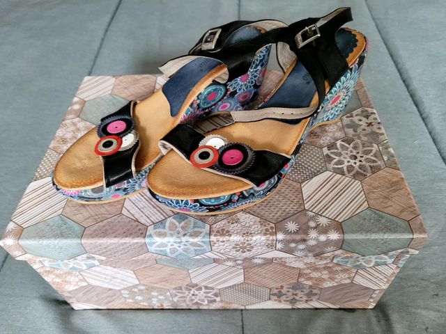 NOESLOMISMO. Sandalias de piel concuña . Talla 40