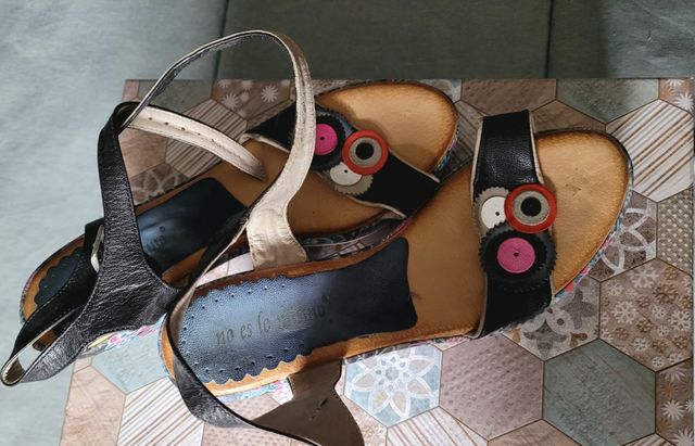 NOESLOMISMO. Sandalias de piel concuña . Talla 40