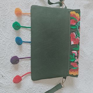 Bolso de mano y hombro bordado