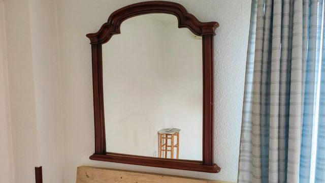 Espejo con marco de madera