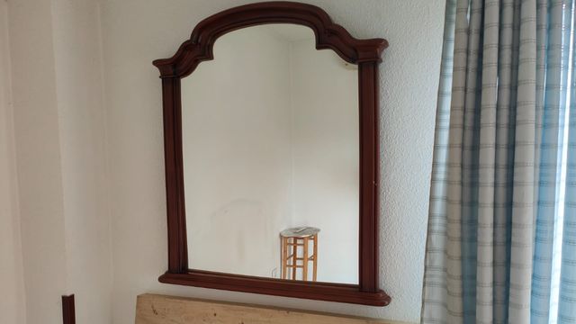 Espejo con marco de madera