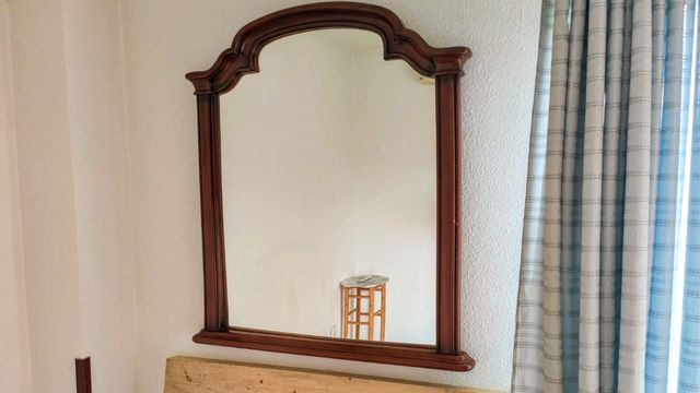Espejo con marco de madera