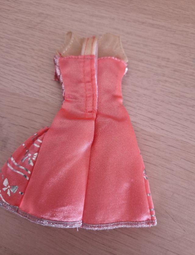 Accessorio di Barbie: abito elegante