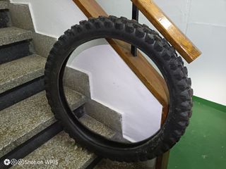 3Neumáticos :1moto z, 1Michelín,1continental