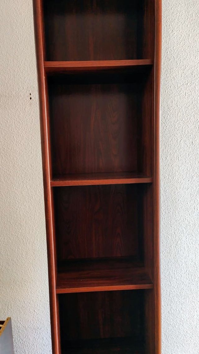 Estantería de madera.