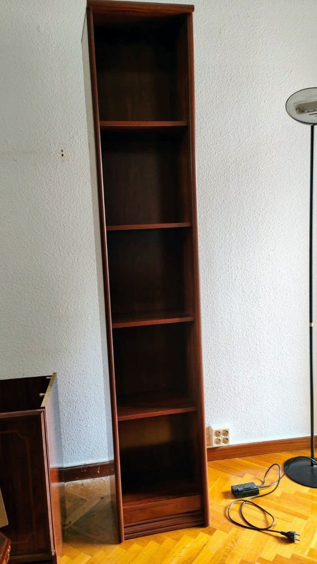 Estantería de madera.