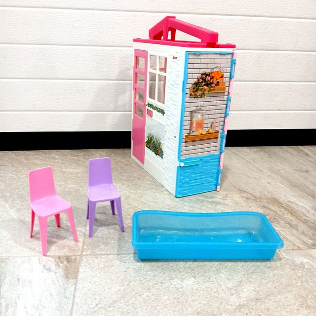 Casa con piscina de BARBIE