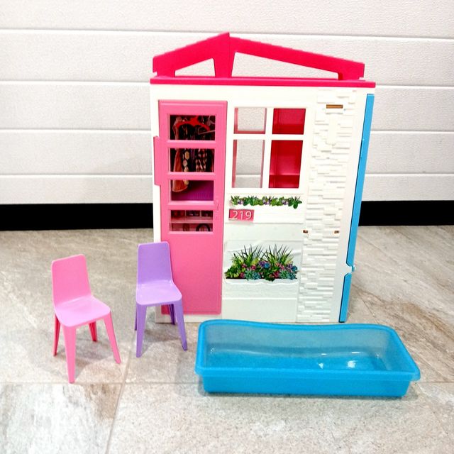 Casa con piscina de BARBIE