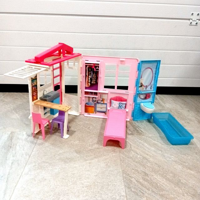 Casa con piscina de BARBIE