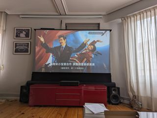 Pantalla proyector UST ALR eléctrica suelo 100"