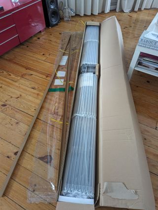 Pantalla proyector UST ALR eléctrica suelo 100"