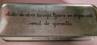 Caja muy antigua hojalata