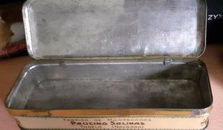 Caja muy antigua hojalata