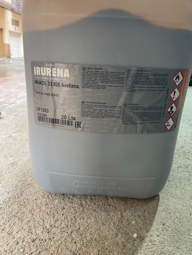 Dos garafas de tinte al disolvete IURENA 