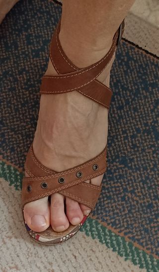 Sandalias de piel con cuña