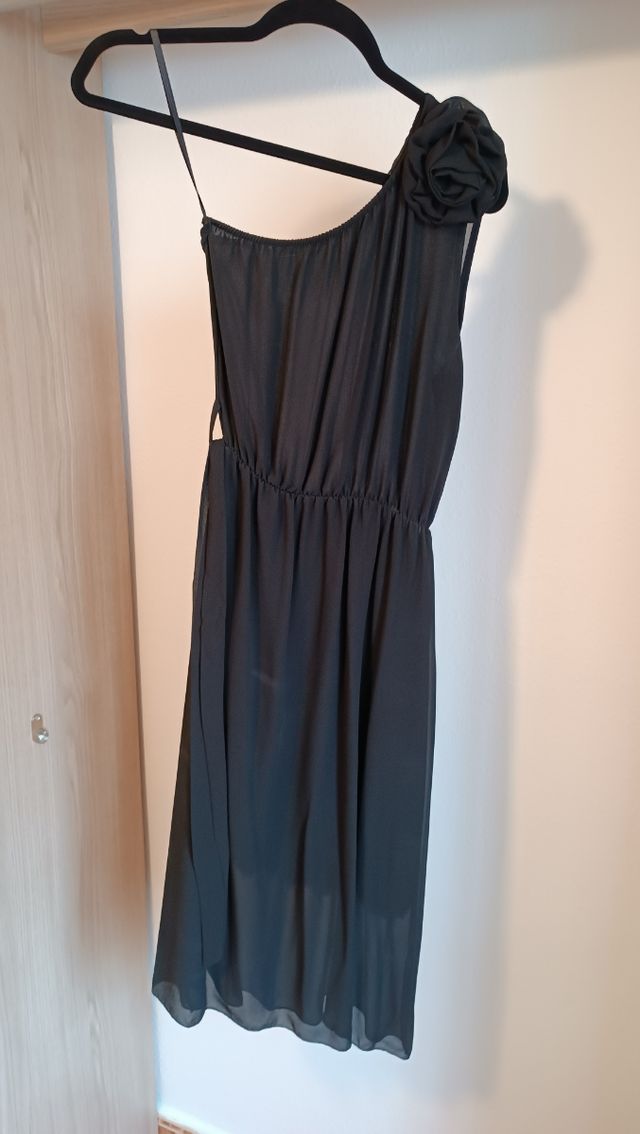 Vestido un hombro negro 