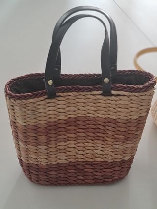 Dos bolsos de rafia y polipiel