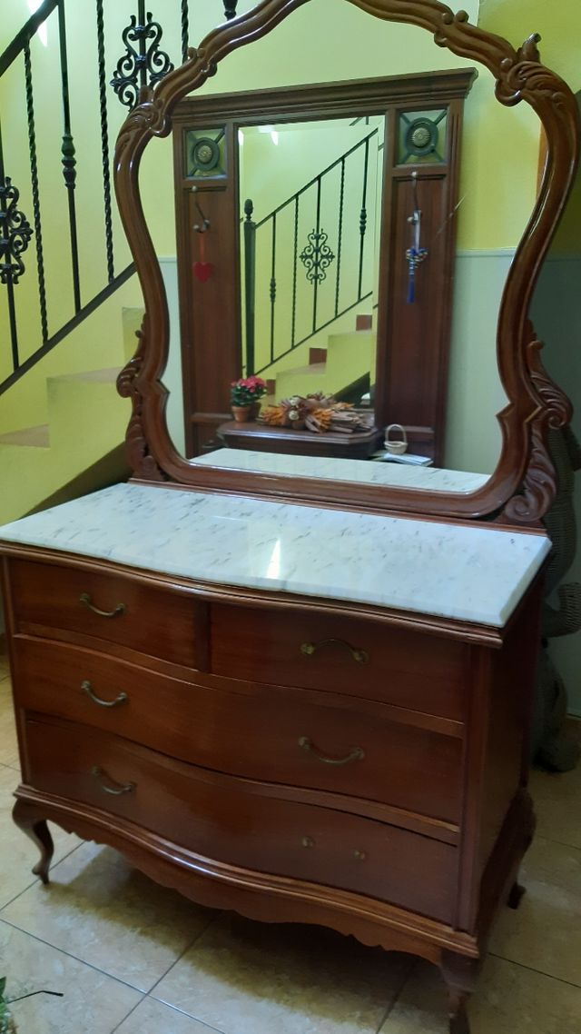 Cómoda antigua grande con espejo