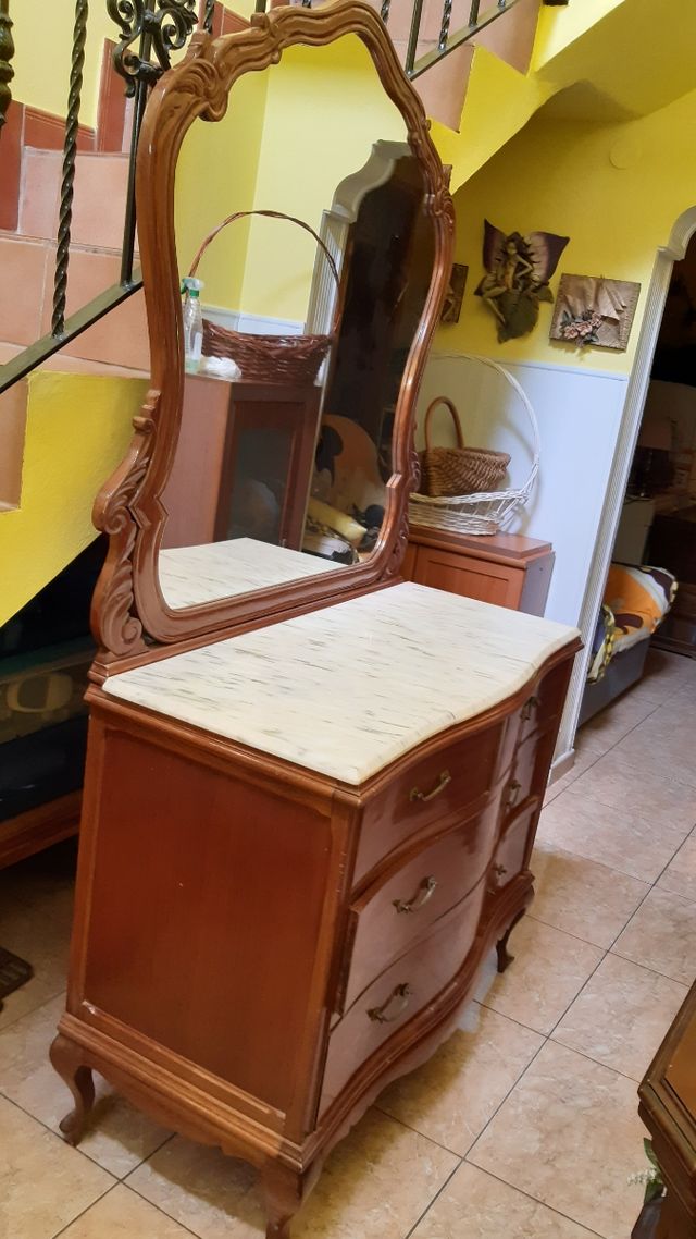 Cómoda antigua grande con espejo