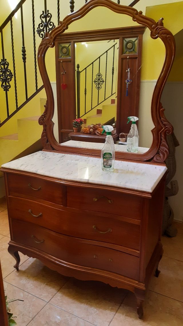 Cómoda antigua grande con espejo