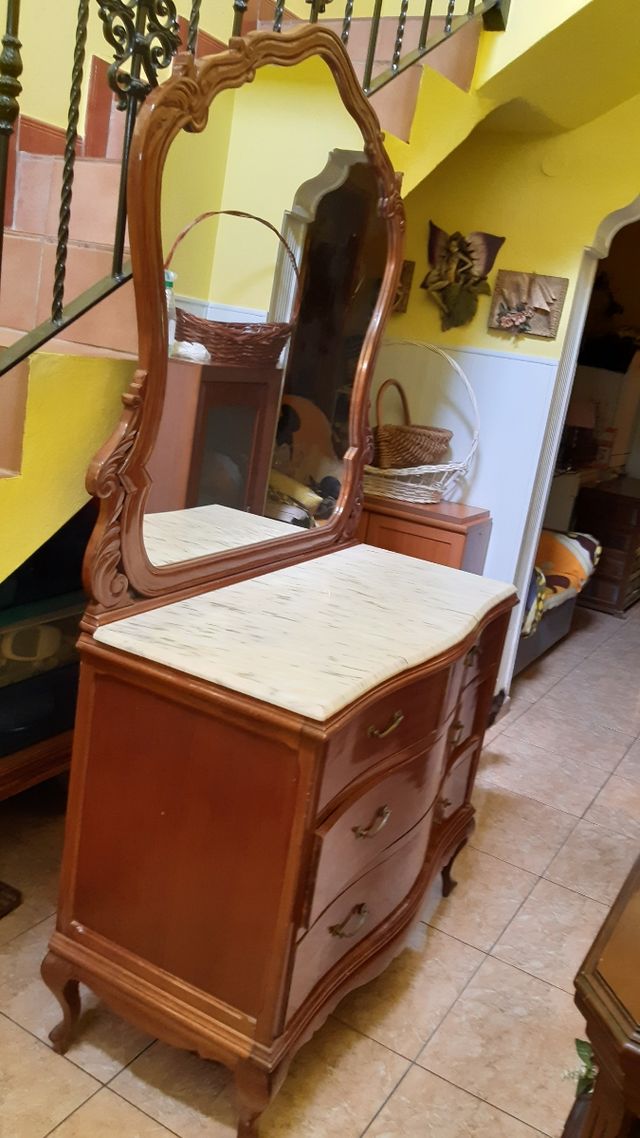 Cómoda antigua grande con espejo