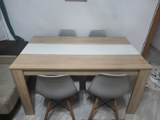 Mesa con 4 sillas y mesita de salon