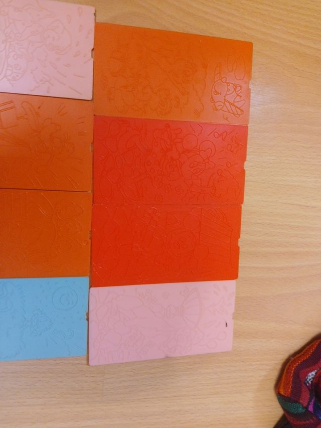 Piezas de plástico con plastilina