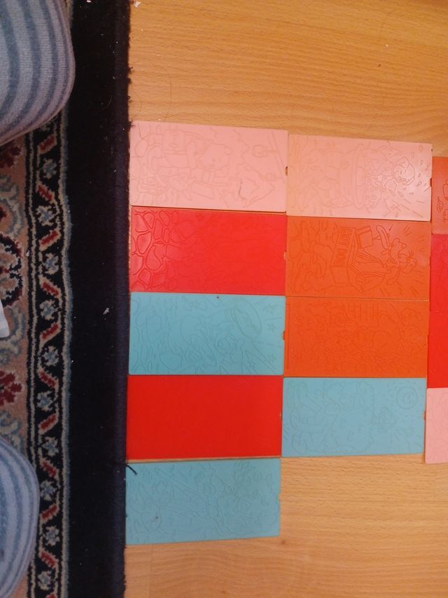 Piezas de plástico con plastilina