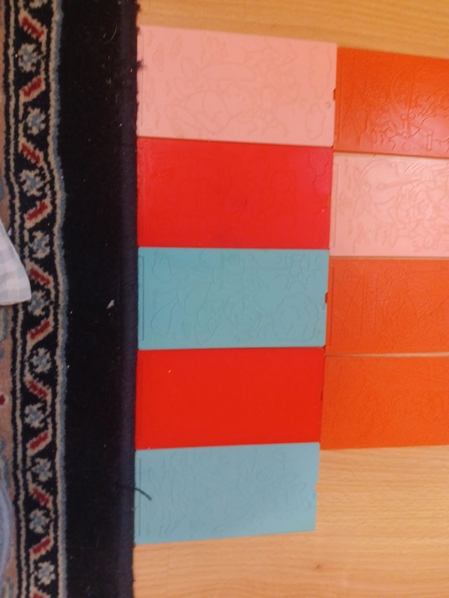 Piezas de plástico con plastilina