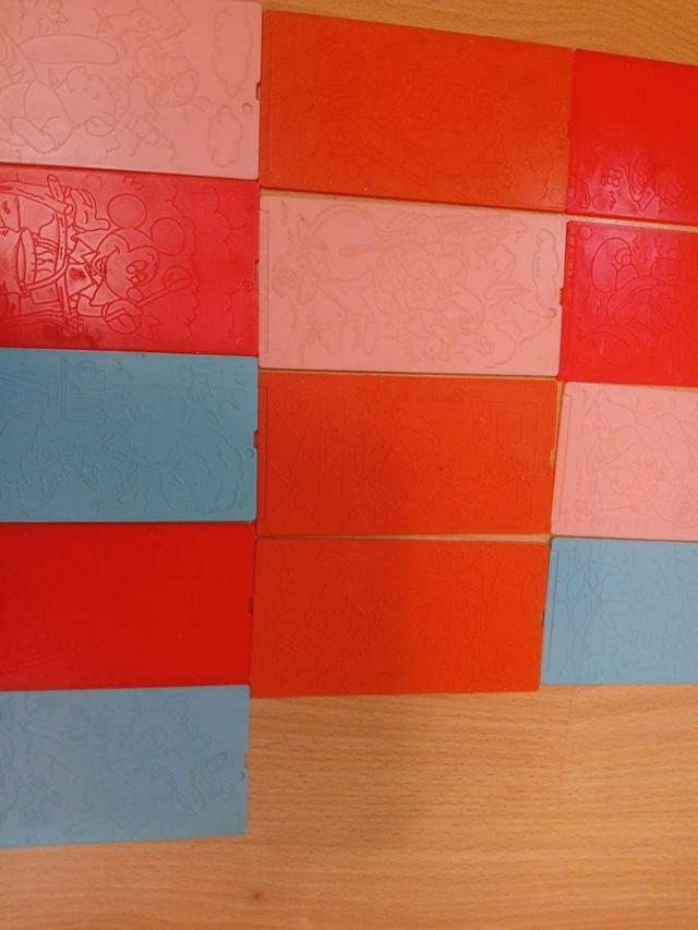 Piezas de plástico con plastilina