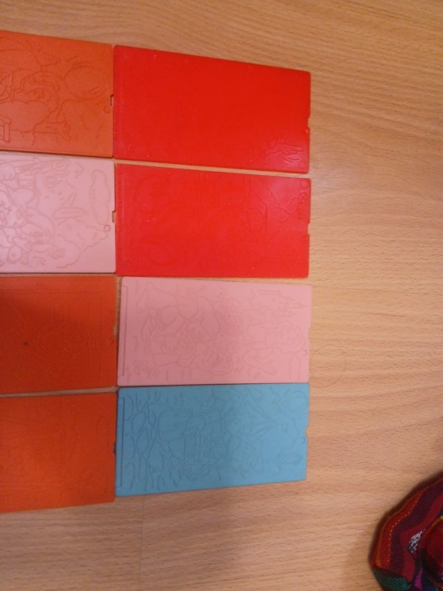 Piezas de plástico con plastilina