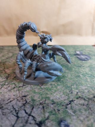 Miniatura Campe mujer escorpión