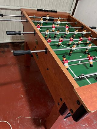 Futbolín de madera en excelente estado