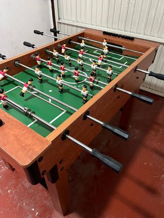 Futbolín de madera en excelente estado