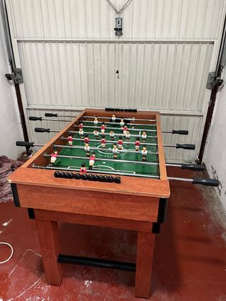 Futbolín de madera en excelente estado