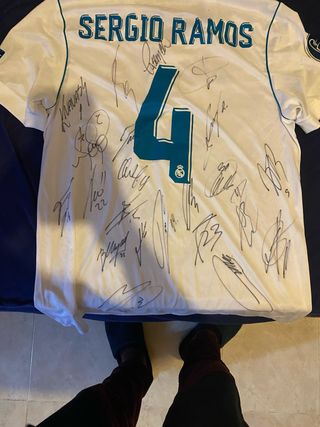 CAMSITA DEL MADRID FIRMADA POR LA PLANTILLA.