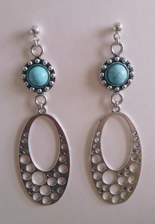 Pendientes largos turquesa.