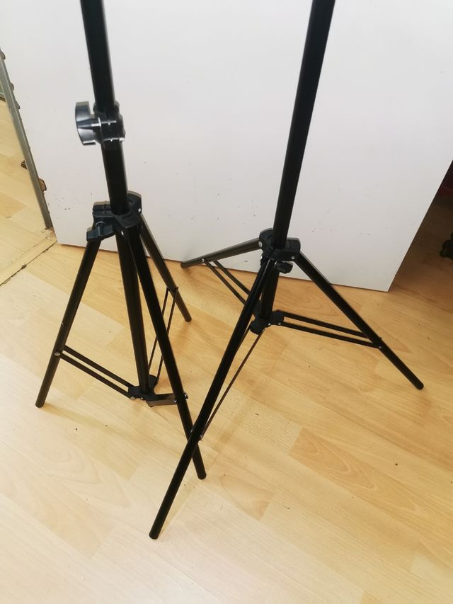 2 TRIPODES CON FOCOS.