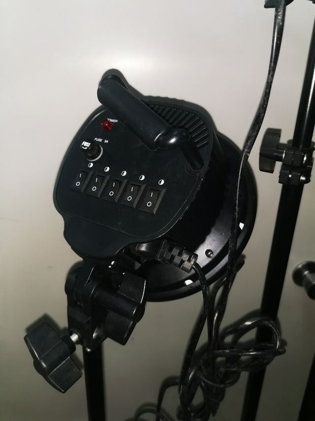 2 TRIPODES CON FOCOS.