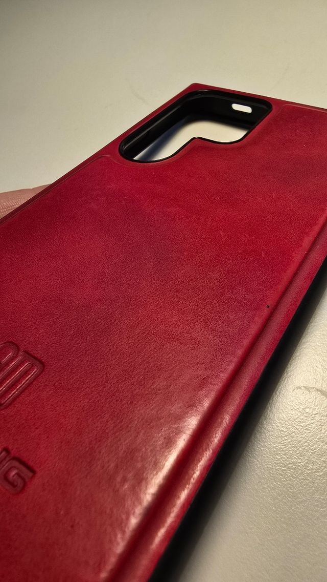 Funda Samsung S24 Ultra roja como cuero