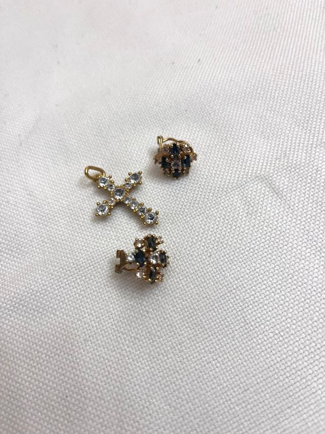 Colgante cruz y pendientes dorados