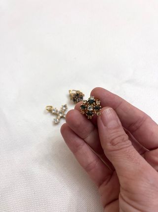 Colgante cruz y pendientes dorados