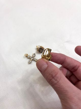 Colgante cruz y pendientes dorados