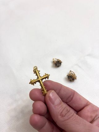Colgante cruz y pendientes dorados