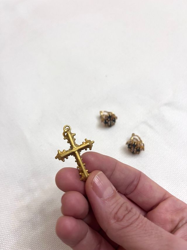 Colgante cruz y pendientes dorados